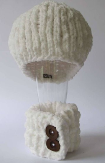 KSS White Knitted Hat and Scarf Set 18 - 20